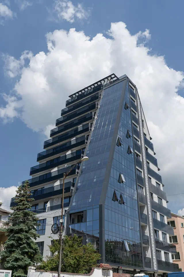 Жилищна сграда, ул. „Мир“ 73